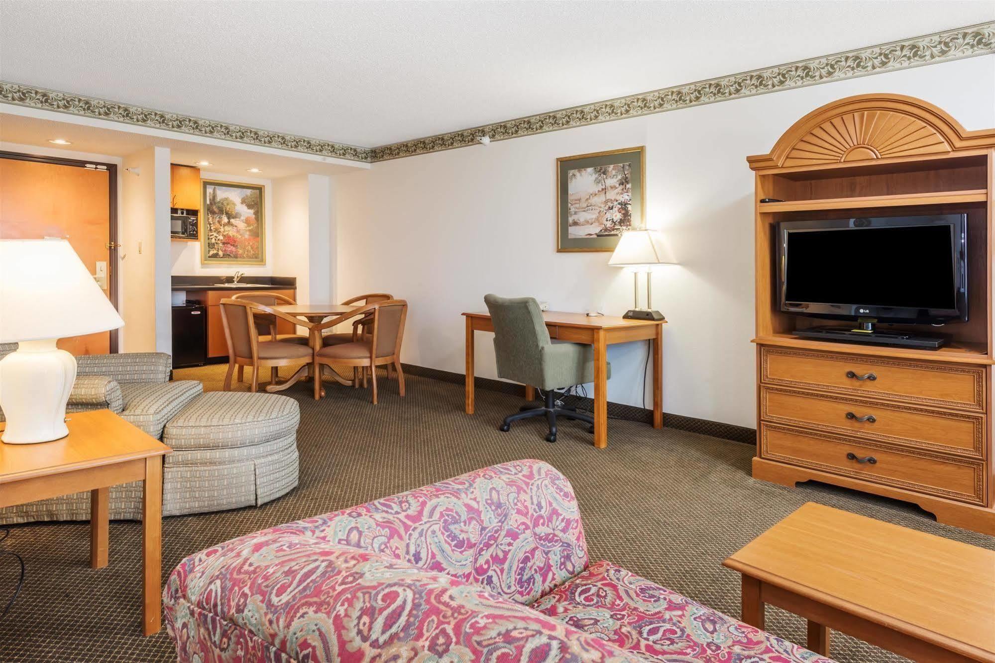 Hotel Wingate By Wyndham Indianapolis Airport Plainfield Exterior foto